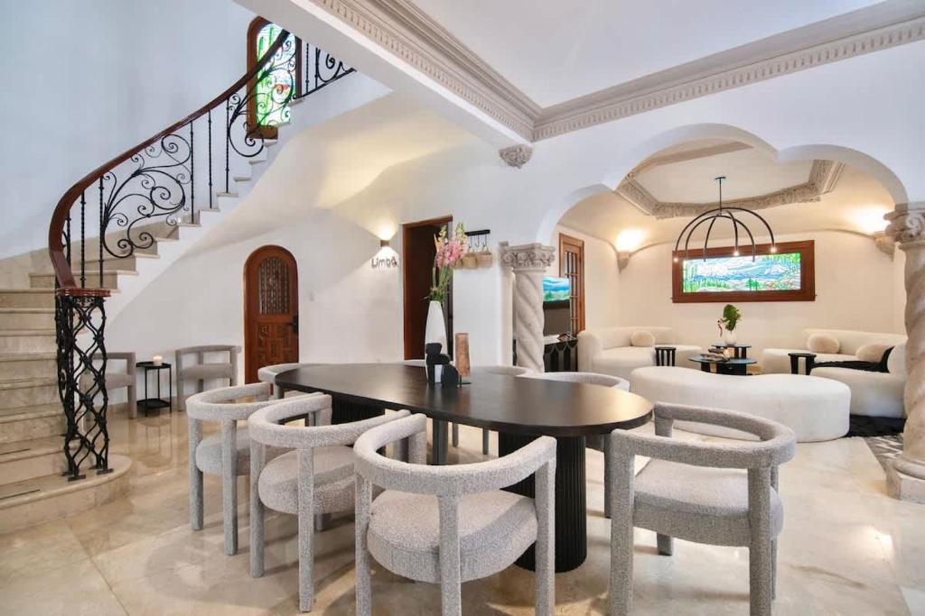 Breathtaking 9 BR Villa HUGE Rooftop w 4 AC Condesa - 1