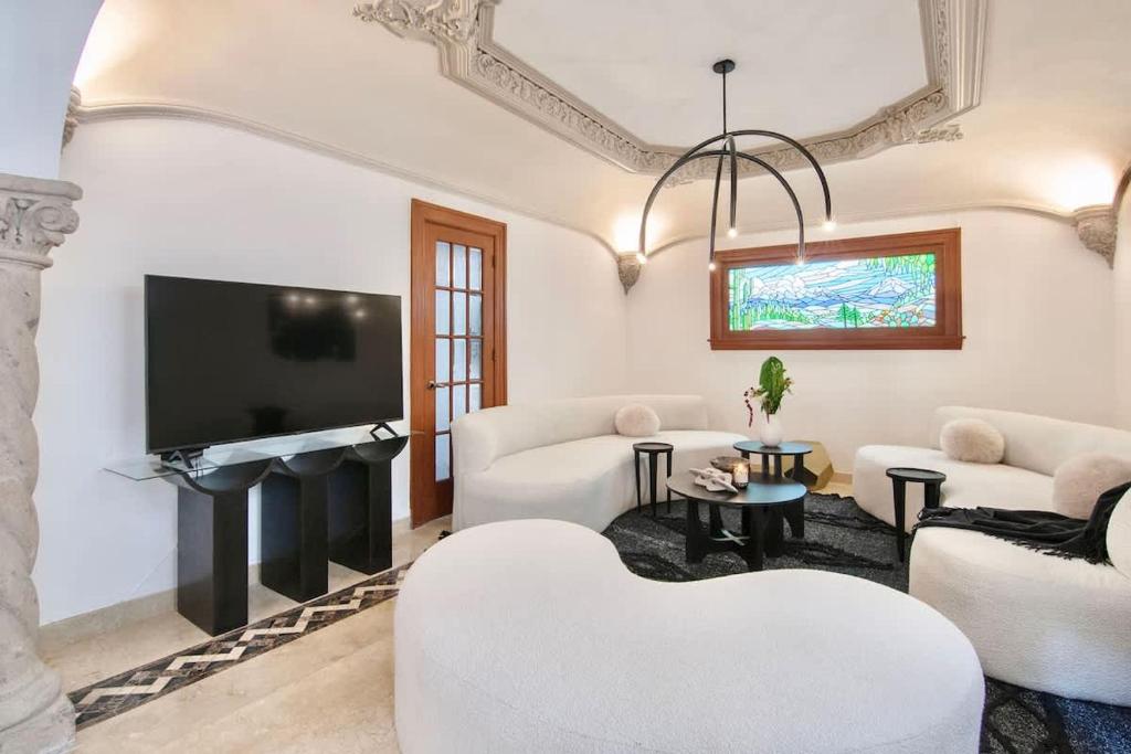 Breathtaking 9 BR Villa HUGE Rooftop w 4 AC Condesa - 2
