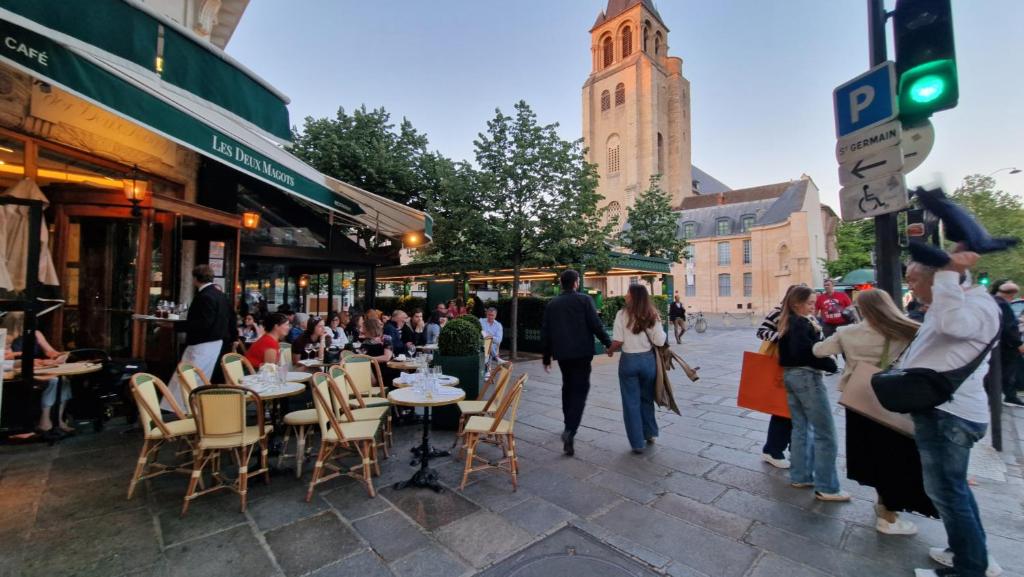2minute gare Montparnasse ,center, a ,5 minute Eifel tour ,Louvre meusm ,1 mins Notre Dame of Paris ,front metro, aesome place - 5