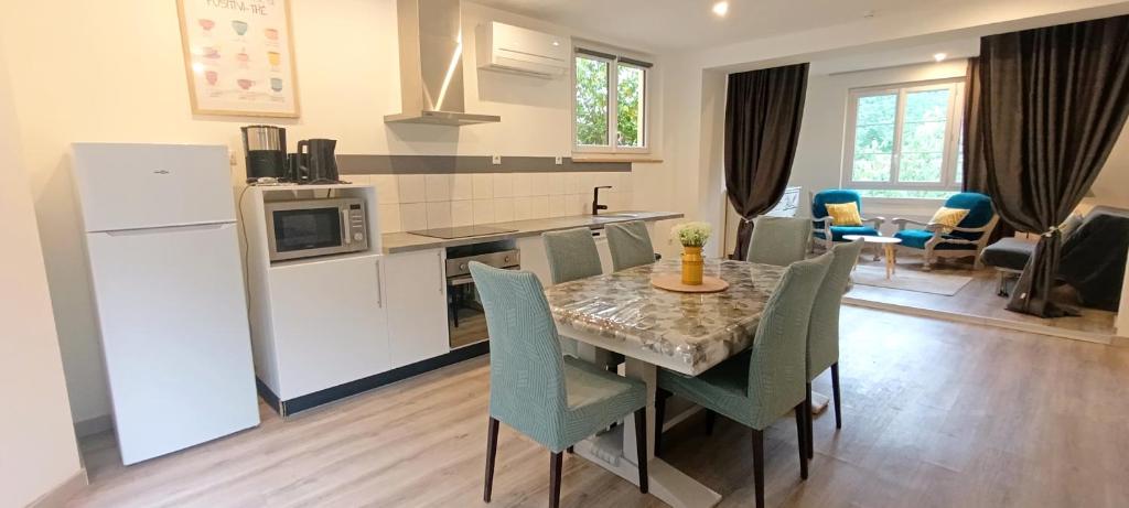 Apt 14 au 3ème étage, un superbe T2 bis d'environ 60m2, climatisé et entièrement équipé avec une terrasse privée, dans un immeuble authentique du 18 ème siècle - 1
