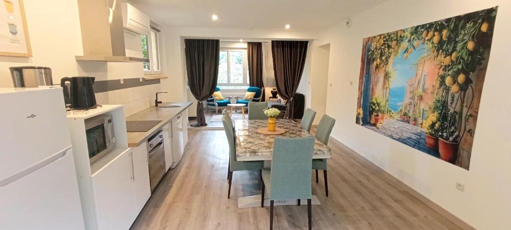 Apt 14 au 3ème étage, un superbe T2 bis d'environ 60m2, climatisé et entièrement équipé avec une terrasse privée, dans un immeuble authentique du 18 ème siècle - 4