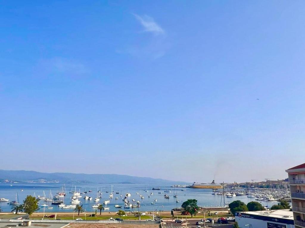 Apartment with Sea View - Private Parking - 5 min from airport - 2