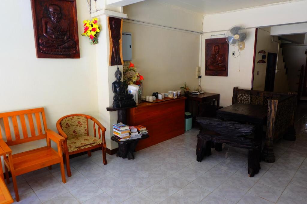 Shared lounge/TV area