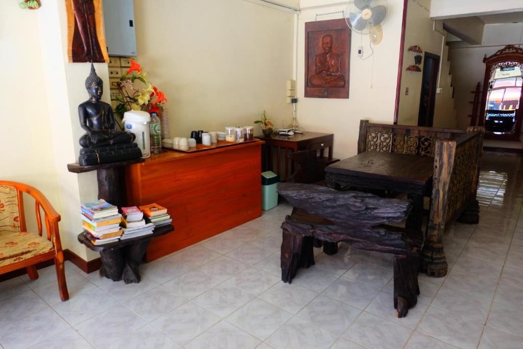 Shared lounge/TV area, J-Safe Guesthouse in Sukhothai