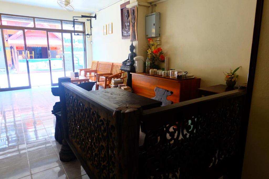 Shared lounge/TV area, J-Safe Guesthouse in Sukhothai
