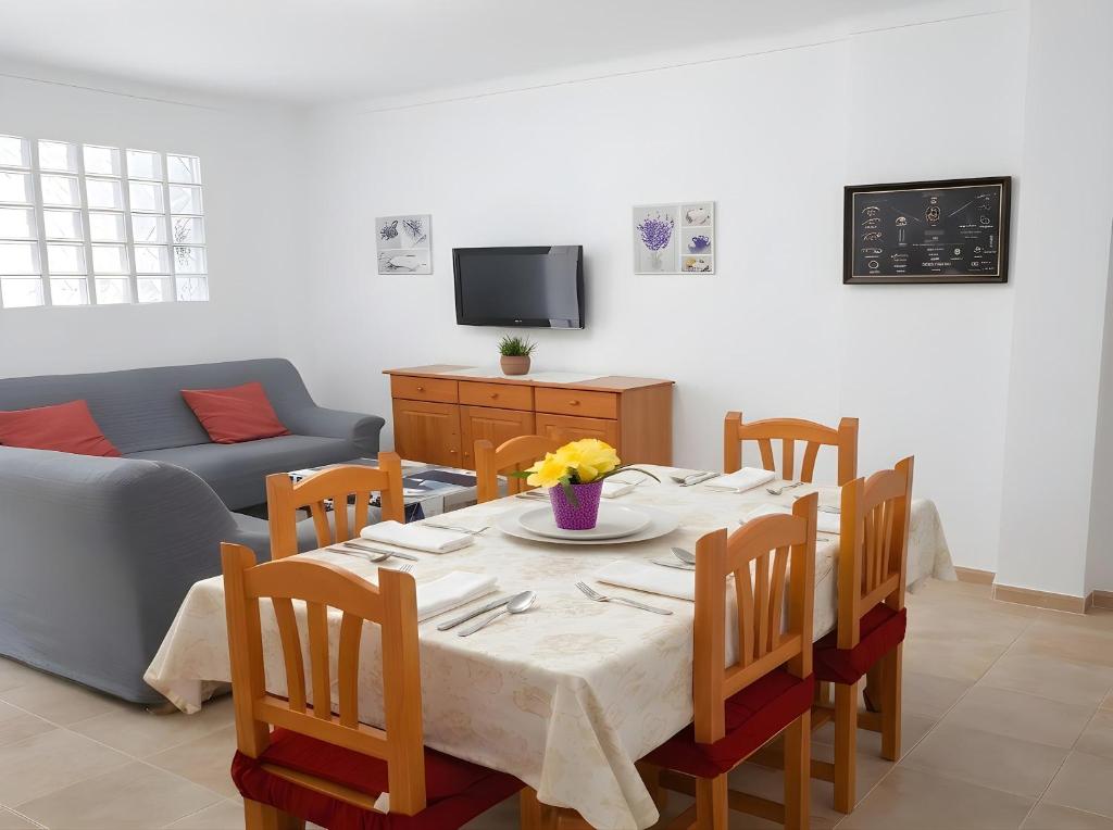 Apartamento en Conil de la Frontera ubicado en en una zona tranquila y muy bien situada para disfrutar del pueblo y de la playa sin necesidad de coche SOLO PARA FAMILIAS Y PAREJAS - 2