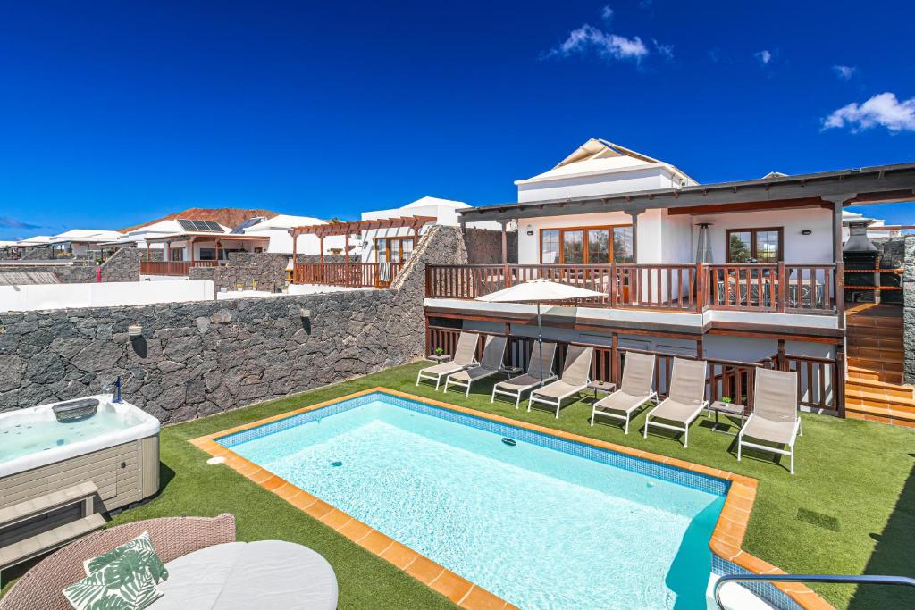 Villa Penguina Playa Blanca - 5 Bedroom - Hot Tub - Heated Pool - 3