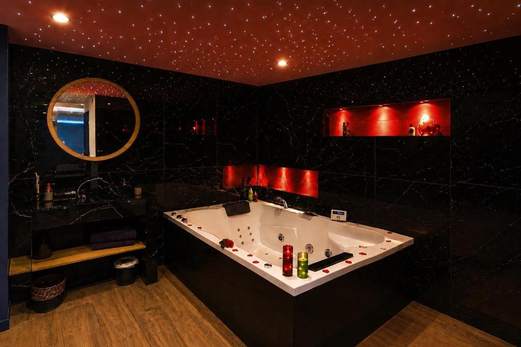 SPICY LOVE Suite Romantique avec Jacuzzi Privatif Proche Nice Cannes Cagnes sur mer Antibes - 3