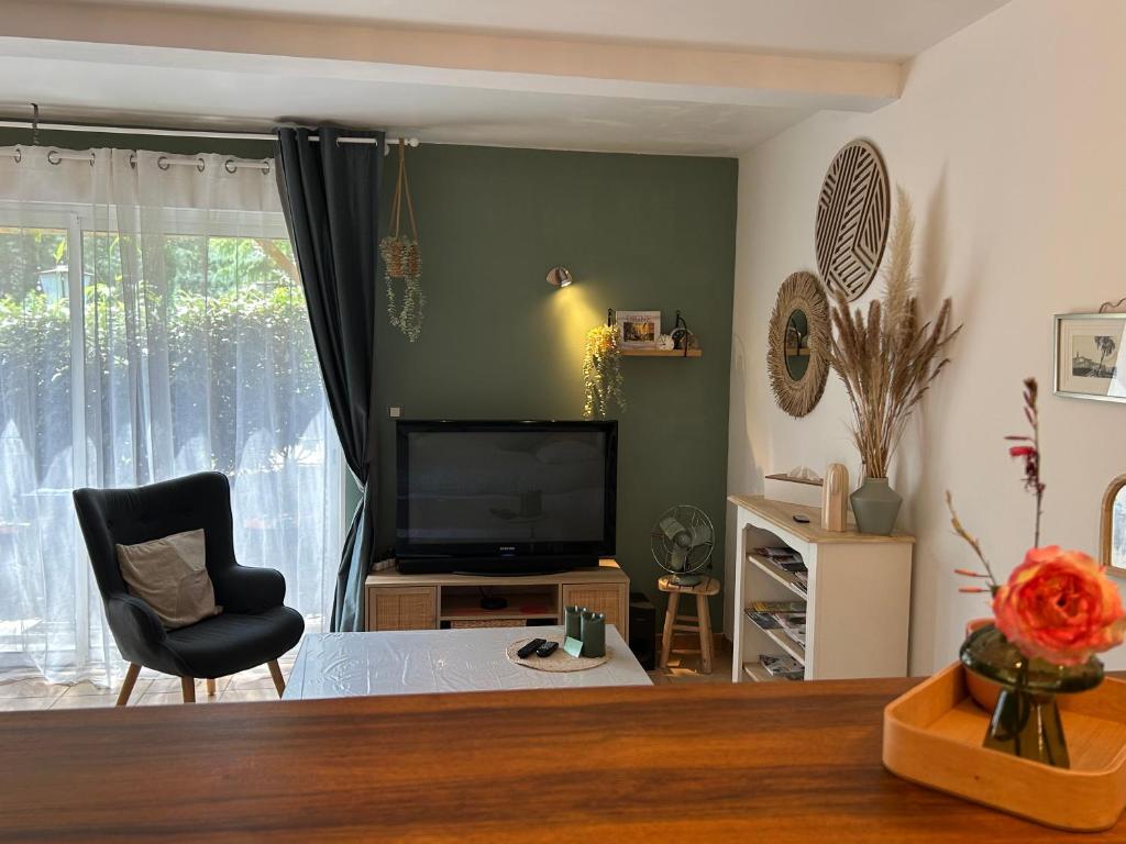 Grand studio en rez de jardin avec terrasse parking motos - 4