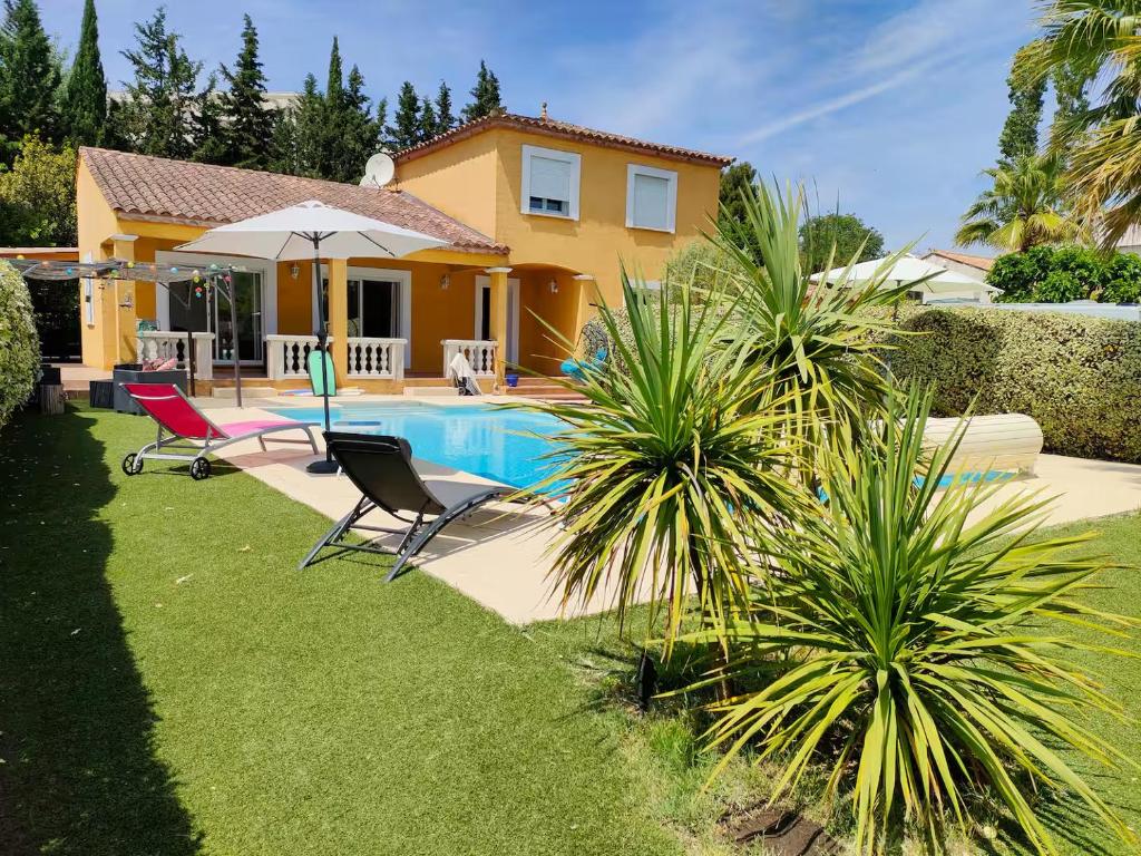 Villa climatisée calme et lumineuse avec un jardin verdoyant une piscine un terrain de tennis - 1