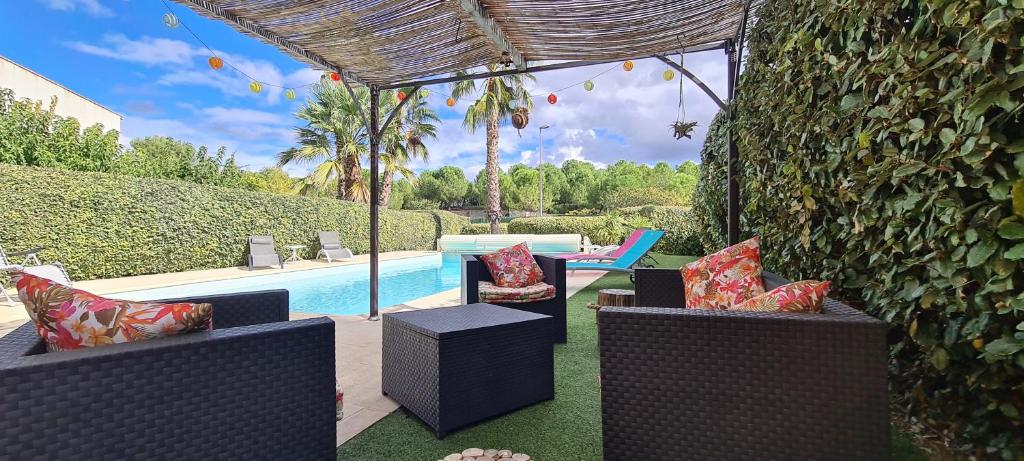 Villa climatisée calme et lumineuse avec un jardin verdoyant une piscine un terrain de tennis - 2