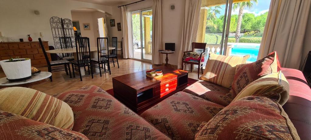 Villa climatisée calme et lumineuse avec un jardin verdoyant une piscine un terrain de tennis - 5