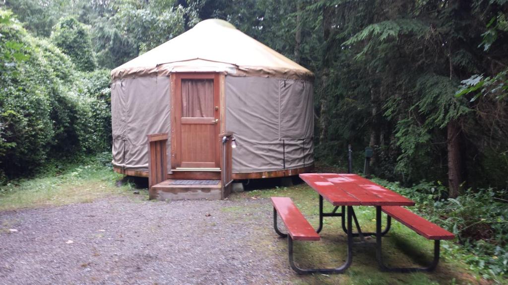Mount Vernon Camping Resort 16 ft. Yurt 6 전경