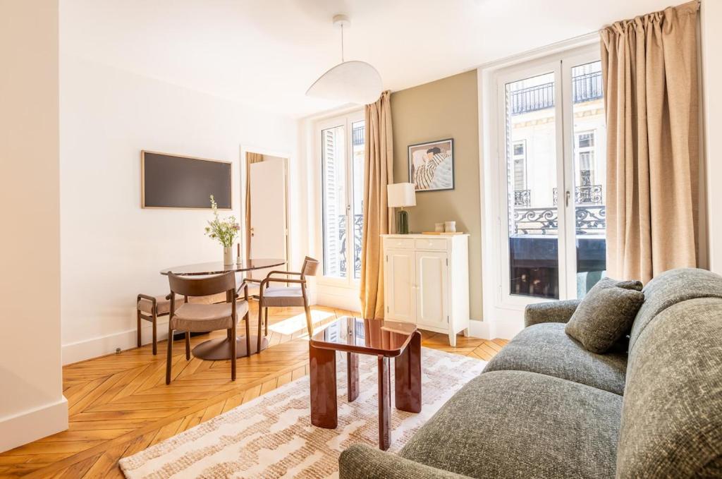 Appartement Design Rénové Parc Monceau Paris 8e - 1