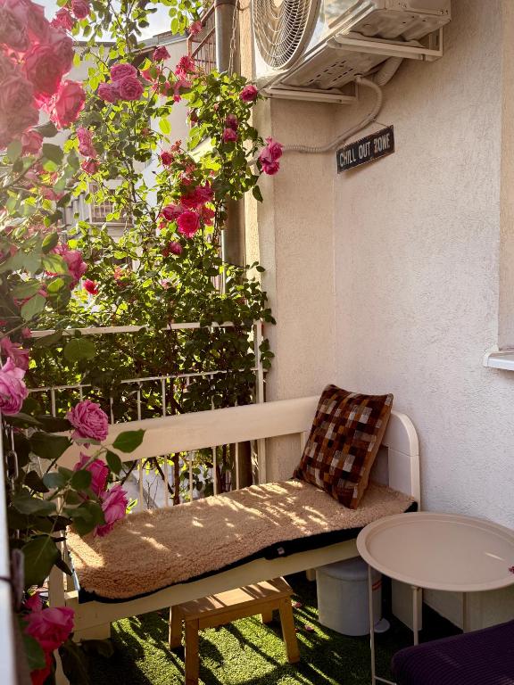 Rose Nest Airport Apartment - Balcony - Free Parking - 5