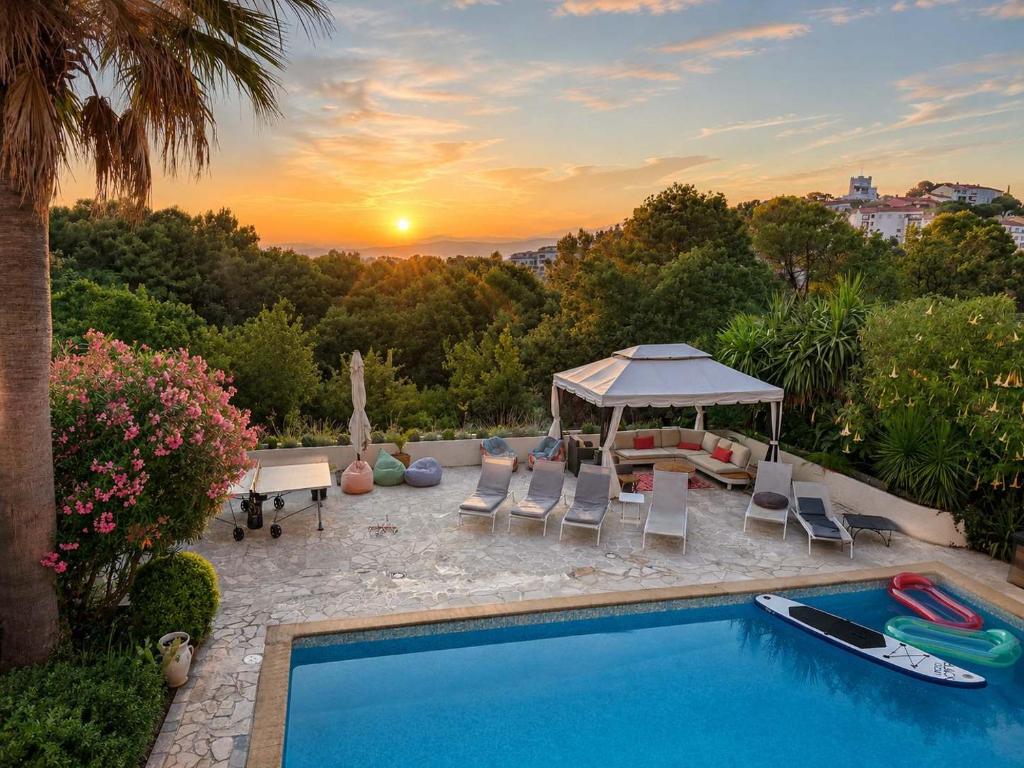 Luxury Getaway - Modern Villa with pool and AC - 5