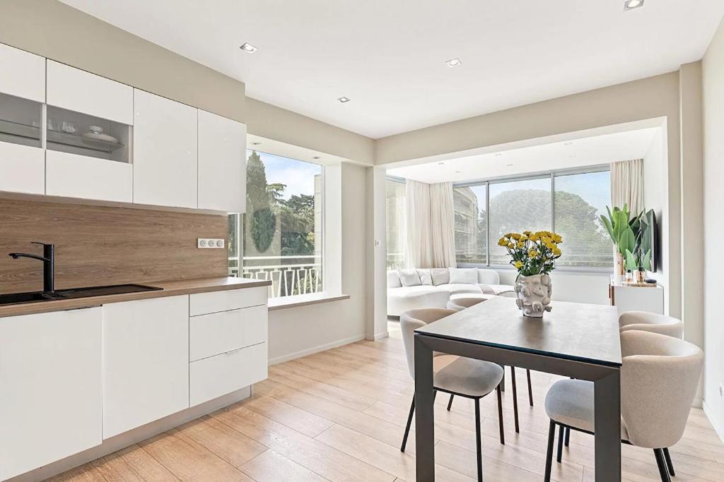 Amazing 2 Bedroom Cannes Apartment Behind Martinez Hotel - 4