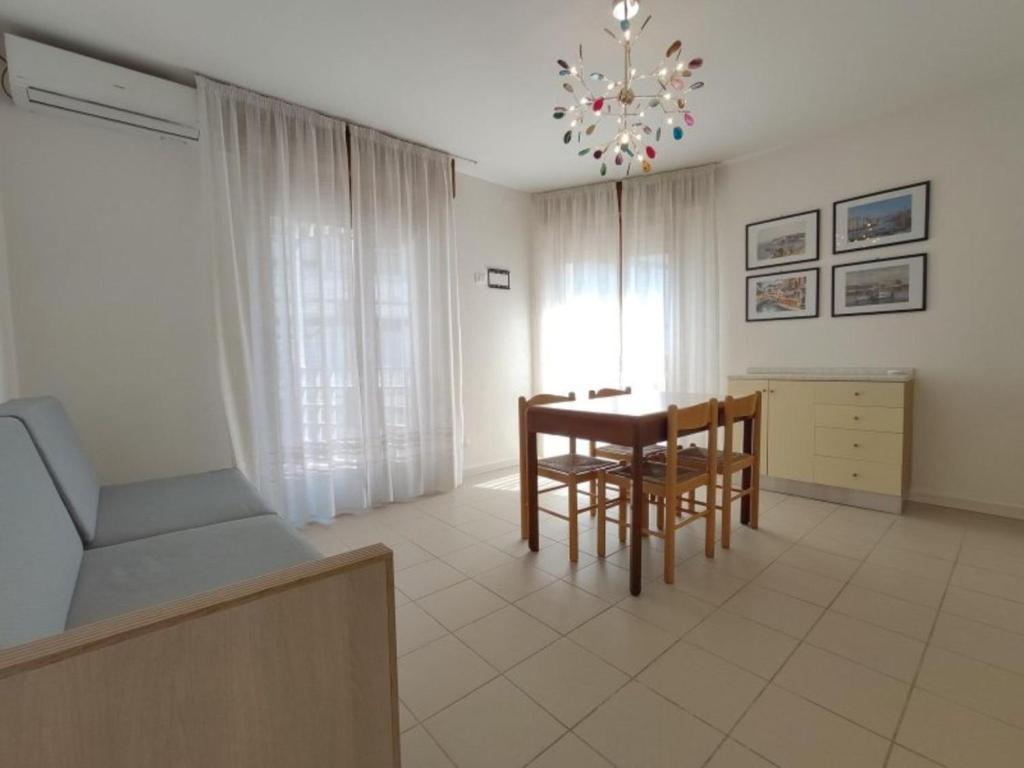 Spacious and central stay with sea views - 3