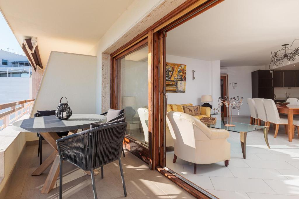 Lets Holidays INCREDIBLE APARTMENT WITH AMAZING VIEWS - 4