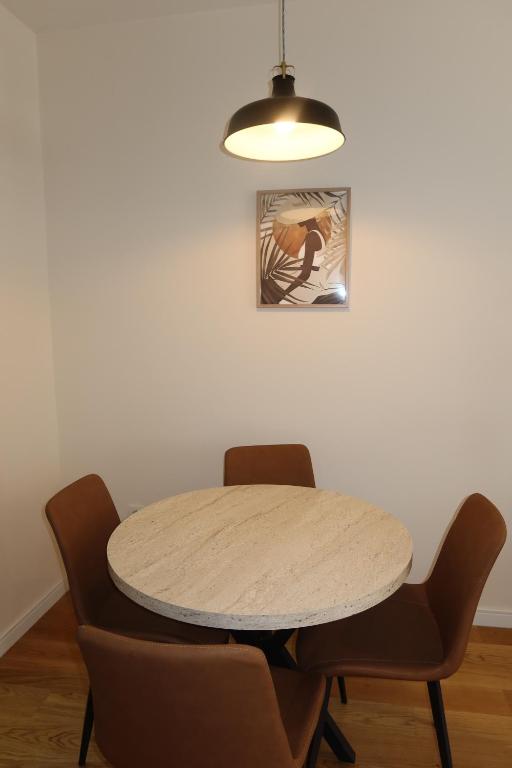 Apartment 51 Central Point - 4