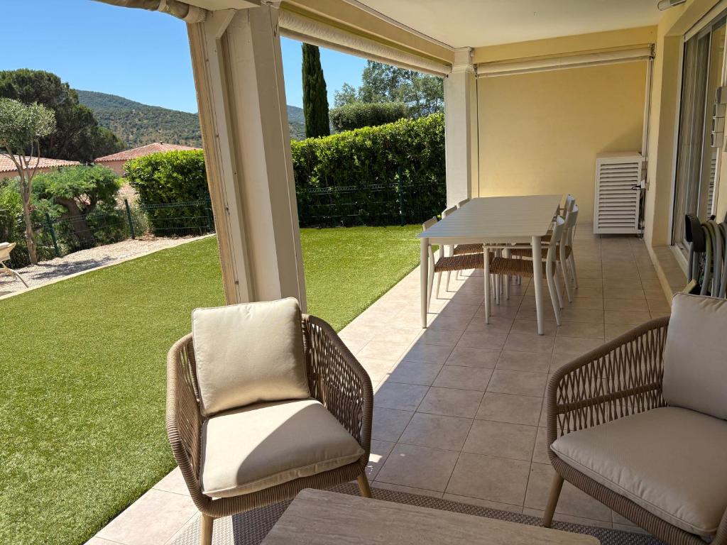 Villa Lumière du Golfe - sea view - shared pool - 10 min by bus to beach - 4