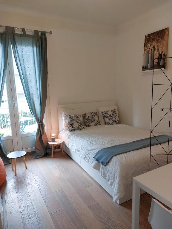studio entièrement équipé avec balcon et accès jardin - 2