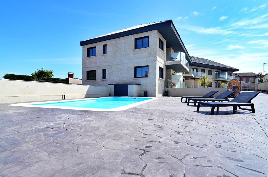 Apartamentos con piscina frente a la Playa de Paxariñas - 3