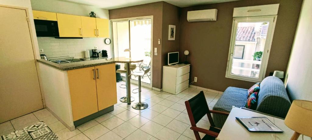 Charming 2-room apartment with balcony in the city - 3