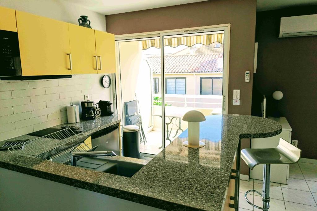 Charming 2-room apartment with balcony in the city - 5