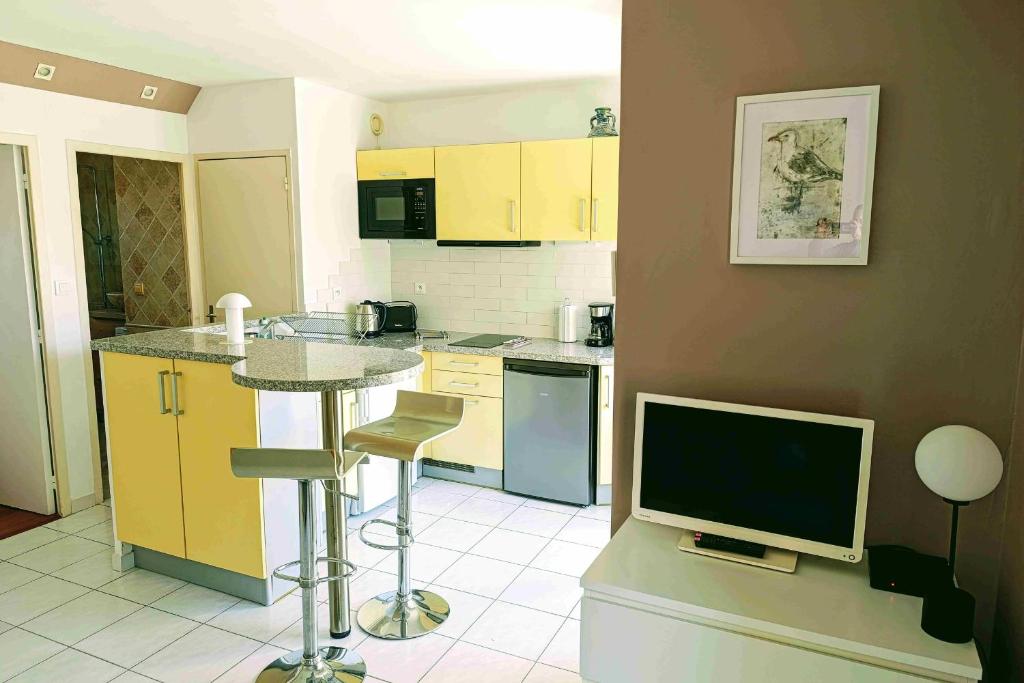 Charming 2-room apartment with balcony in the city - 4