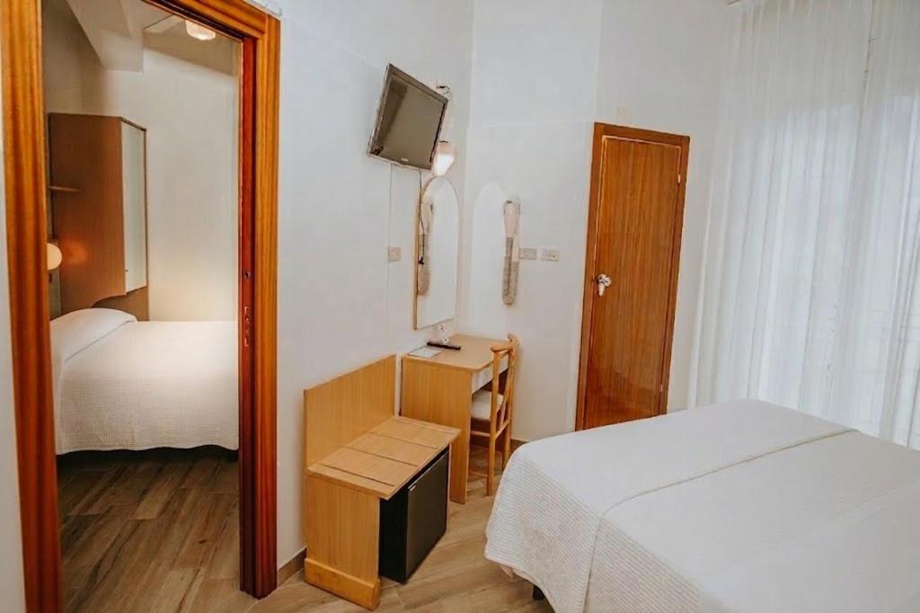Hotel Gabriella - 4