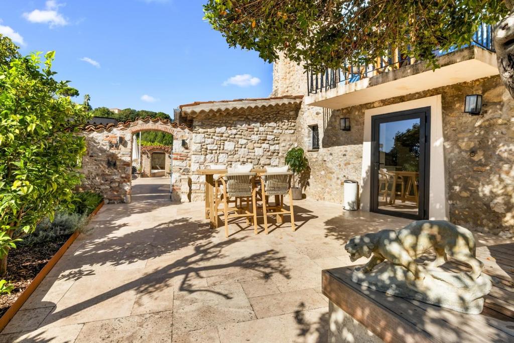 Stay in a charming villa with a heated pool - 4