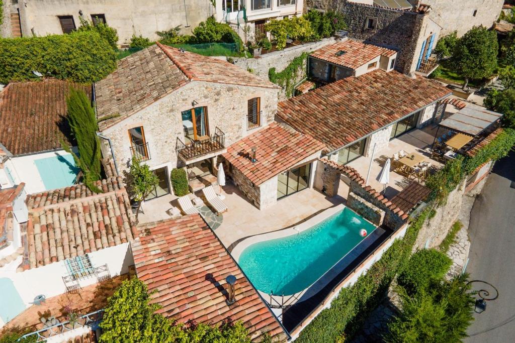 Stay in a charming villa with a heated pool - 2