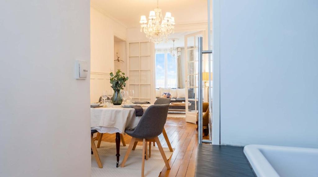 Luxury Parisian Flat Golden Triangle - 2
