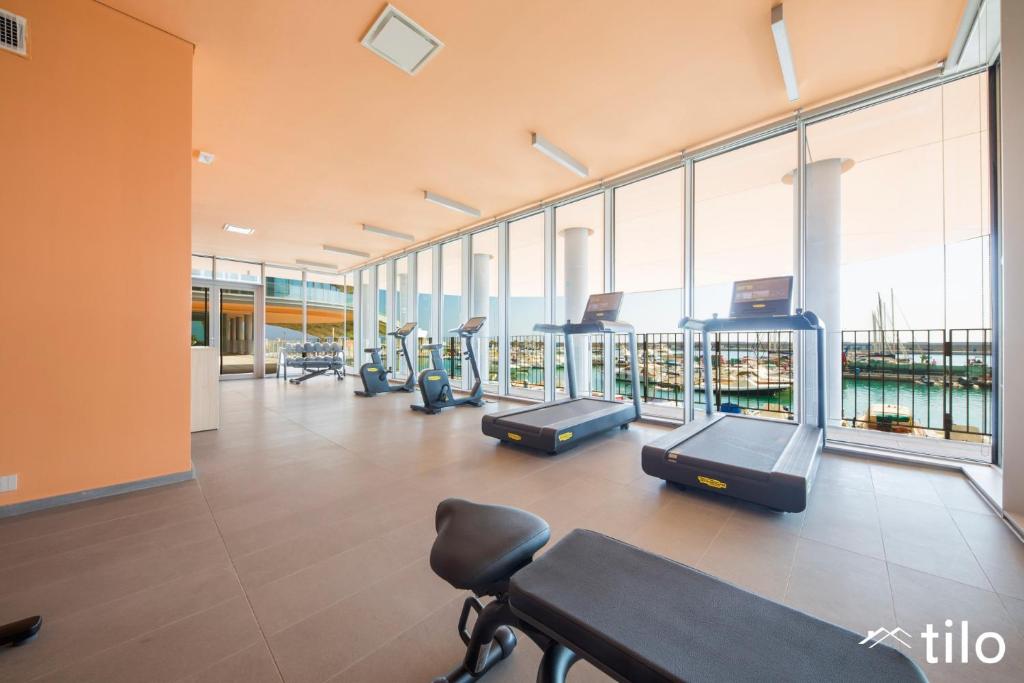 Waterfront Lux •1BR •A/C • Gym • Parking • By Tilo - 4