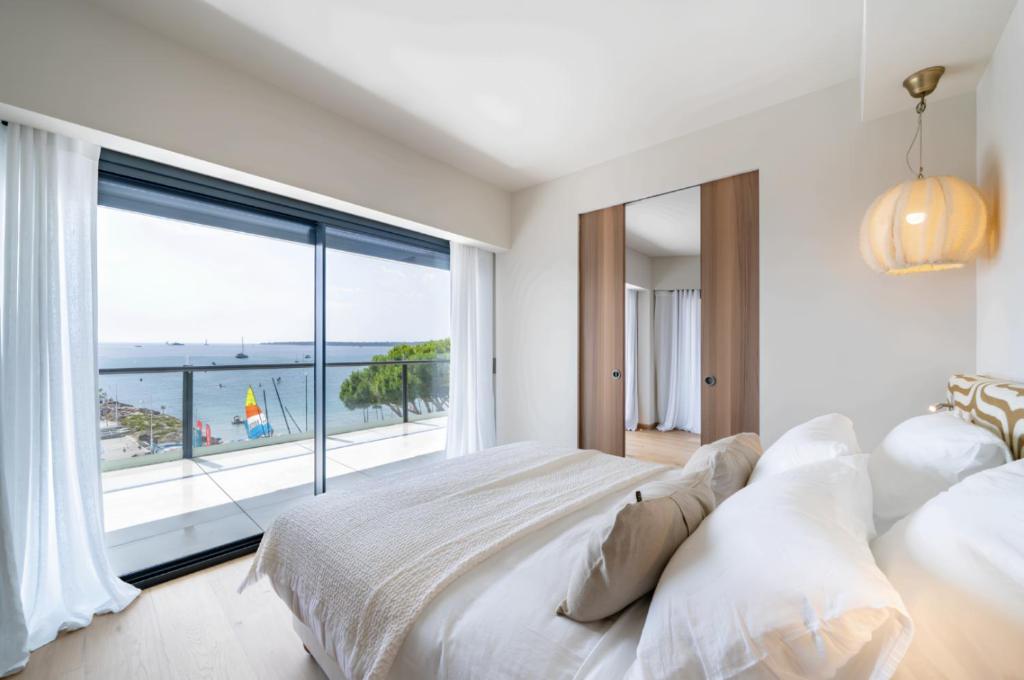Stunning 2BR with Terrace - Sea View - Palm Beach - 1