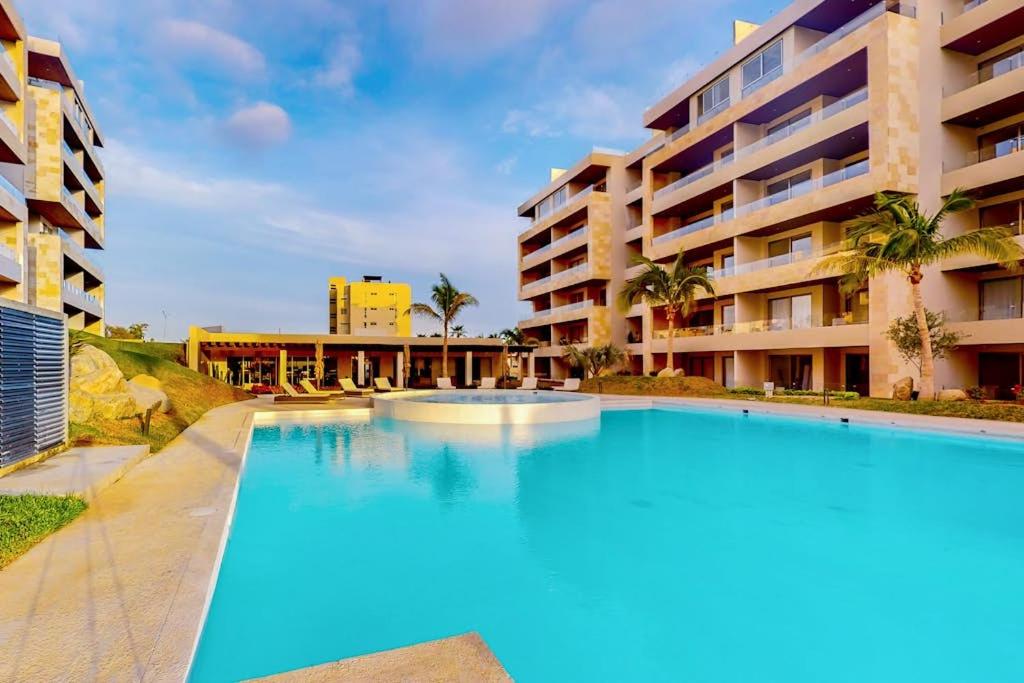 Exquisite Apartment with Balcony, TV, WiFi, Heated Pool & Gym/Fitness Room - 3