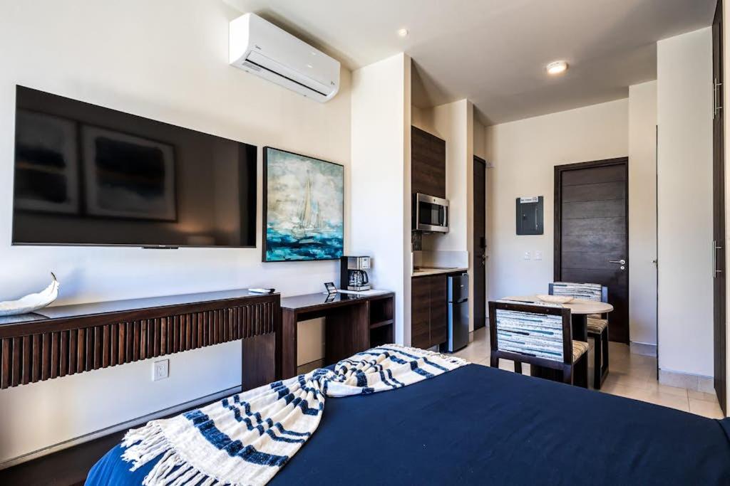 Exquisite Apartment with Balcony, TV, WiFi, Heated Pool & Gym/Fitness Room - 5