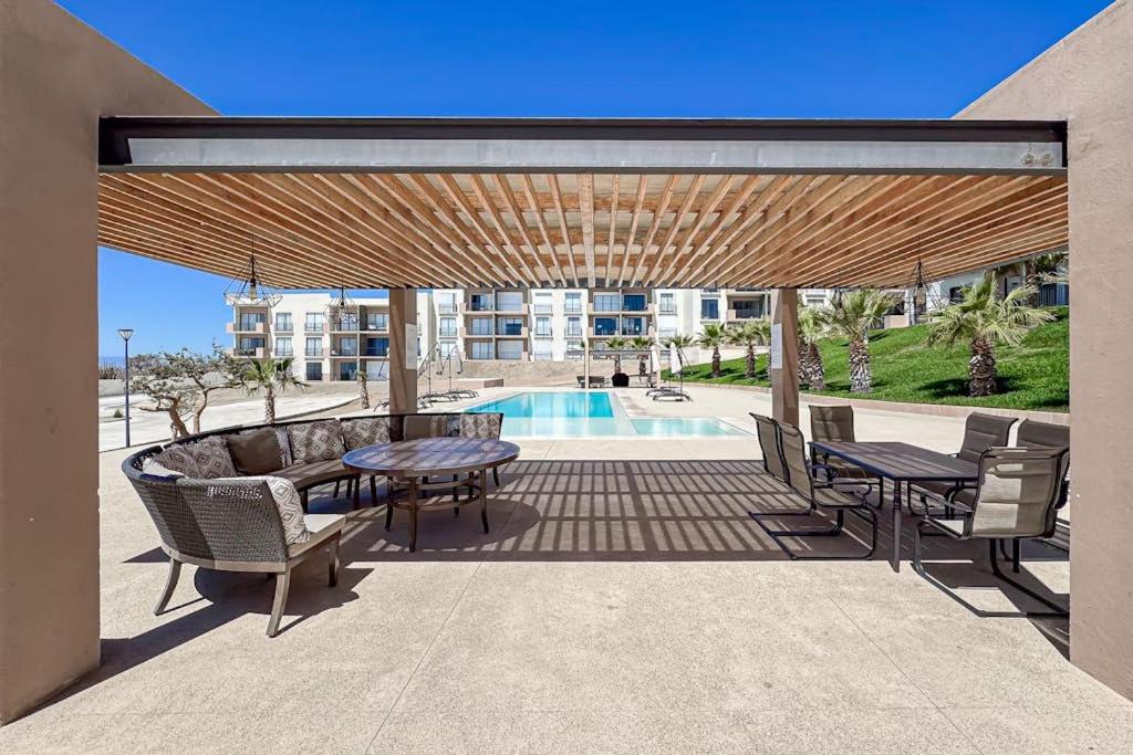 Bright and Modern Condo w/ Balcony, Shared Pool, A/C, minutes to Beach & Town - 4