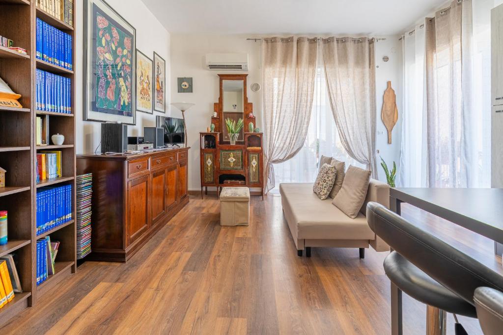 Sam's Home - 4