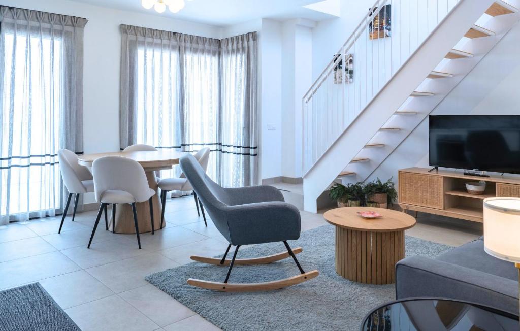Stylish City-Centre Apartment with Private Terrace, Pool & Parking - 1