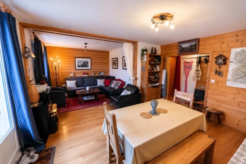 Spacious family nest with balcony in Chamonix - 1