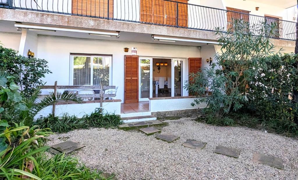 Bajo con Jardin cerca de la Playa by Host&Joy - 2