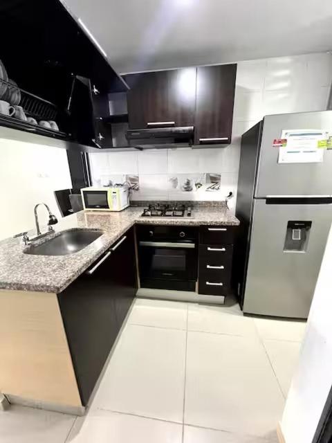Comodo Apto de 3 Hab - Piscina y Balcón Privado - 5