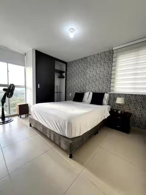 Comodo Apto de 3 Hab - Piscina y Balcón Privado - 1
