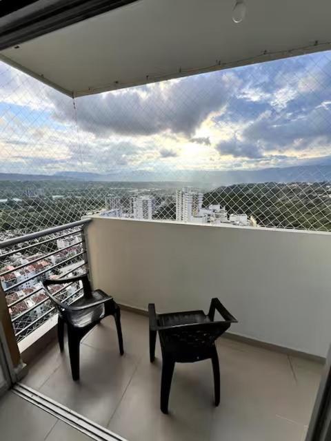 Comodo Apto de 3 Hab - Piscina y Balcón Privado - 4