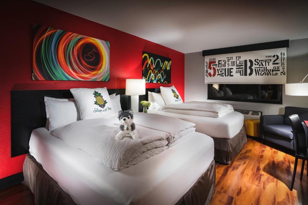 Seattle Staypineapple at Hotel FIVE room