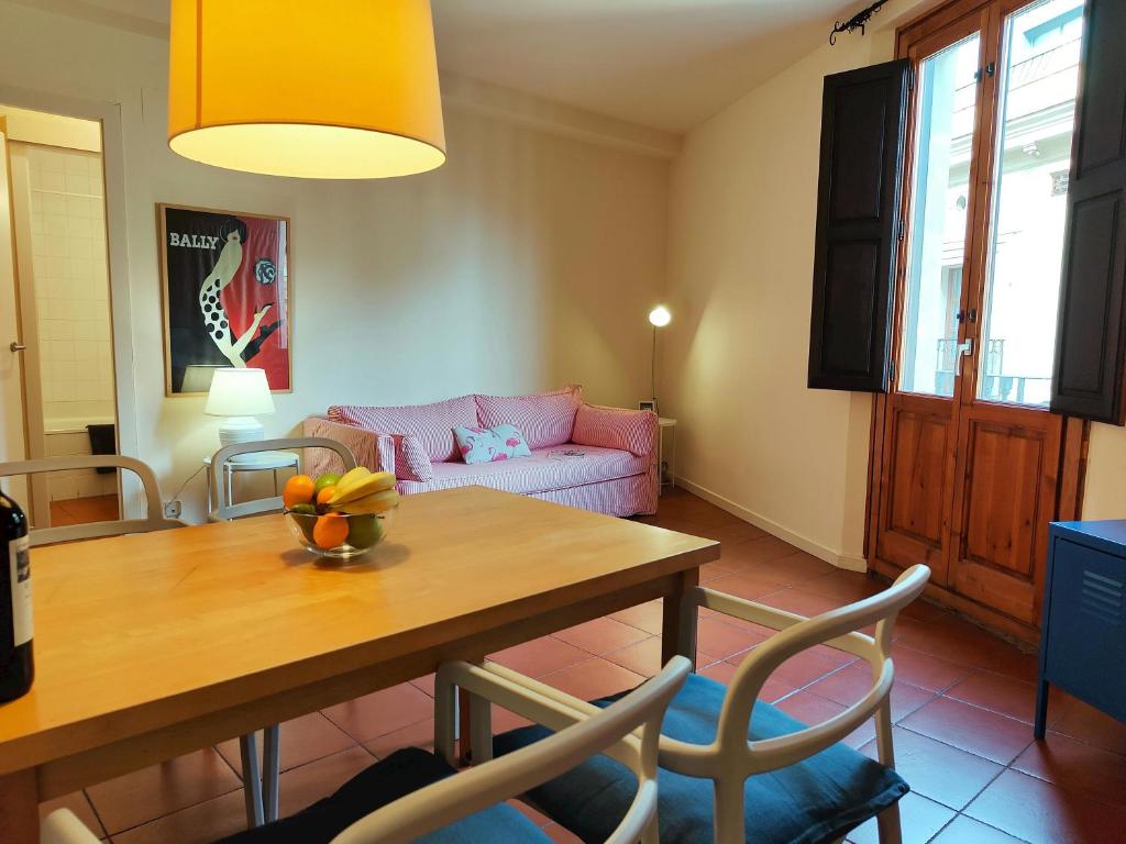 RL Spacious 2-Bed Apt on La Rambla. Wifi Central - 2