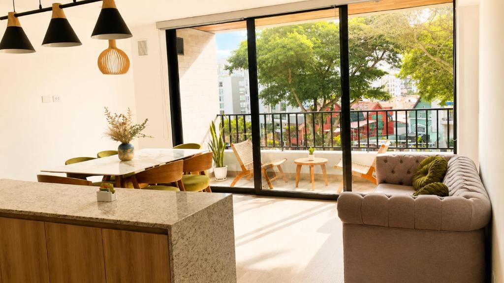 Modern Miraflores 2BR Flat Park View Balcony King Bed - 1