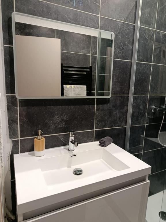Qualys Vignoble parking, square view, close to city - 5